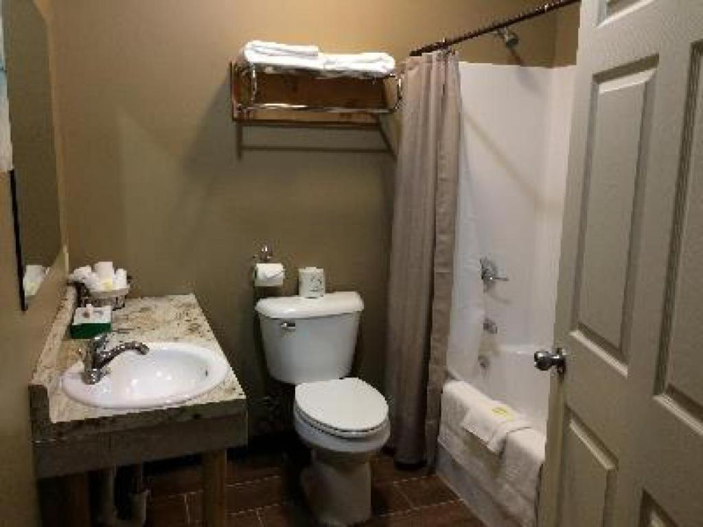 Big Horse Inn And Suites Lewistown Екстериор снимка